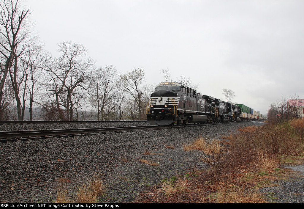 NS 4787 takes train 25G down the siding